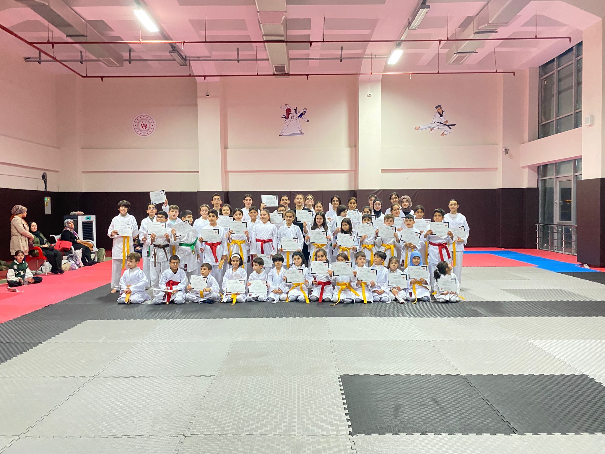 50 KARATE SPORCUSU 5 RENK KUŞAĞINI ALDI