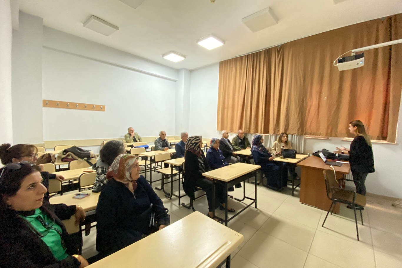 60 YAŞ ÜSTÜ ÜNİVERSİTE ÖĞRENCİLERİNE ORYANTASYON EĞİTİMİ VERİLDİ