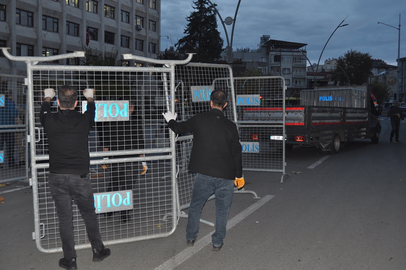 Demir Bariyerler Kaldırılmaya Başlandı