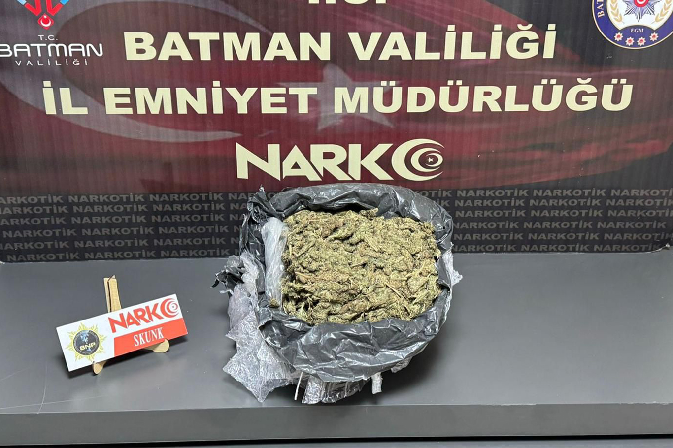 ARAÇTA YAPILAN ARAMADA 2 KİLO 40 GRAM SKUNK ELE GEÇİRİLDİ