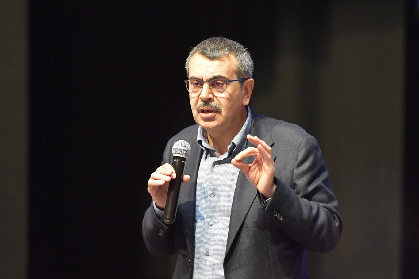 BAKAN TEKİN: “KÜRTÇE DERSLERİN AÇILMASINA ENGEL OLUYORLAR”