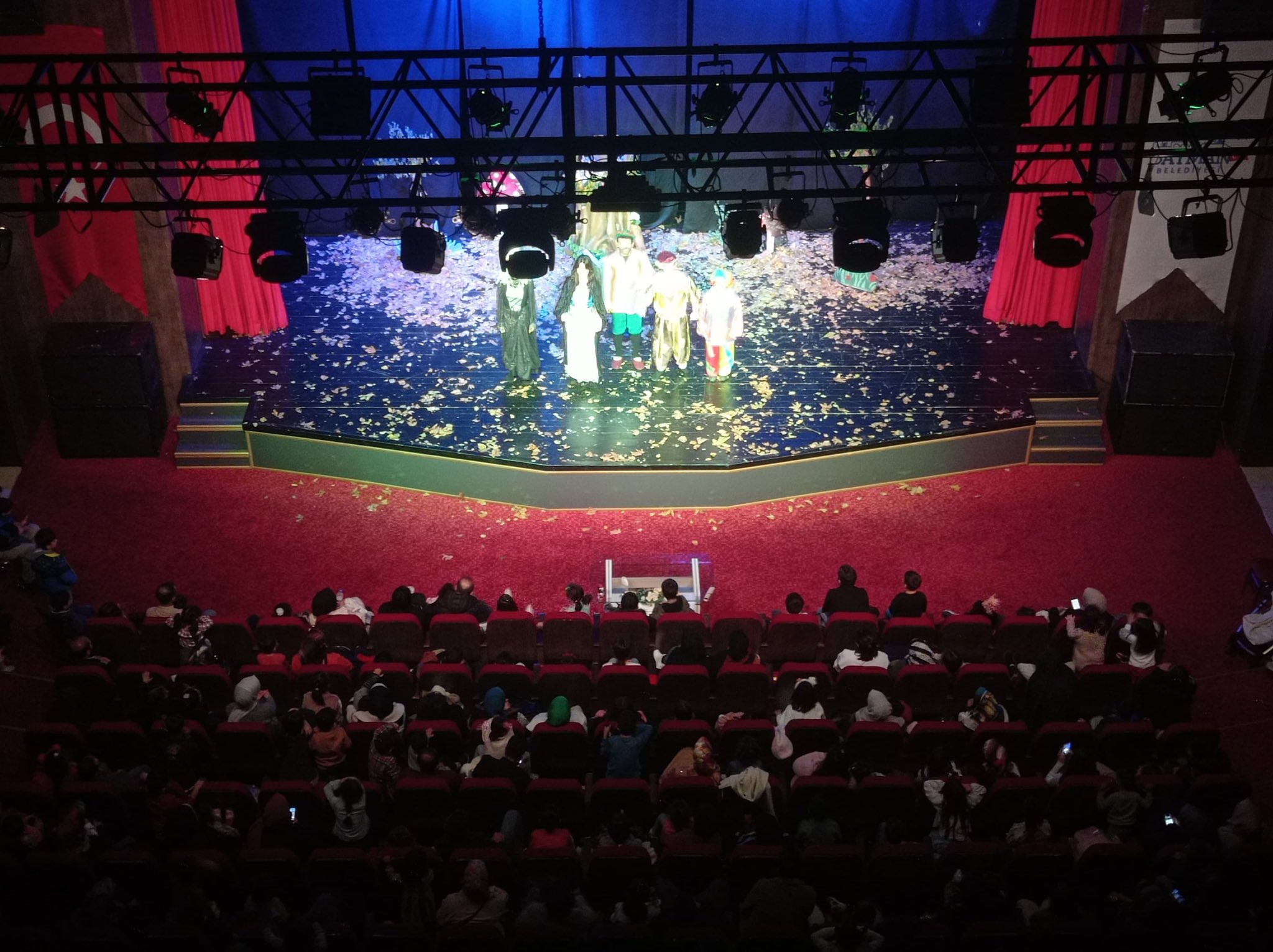 BELEDİYEDEN ÇOCUKLARA ÖZEL TİYATRO ETKİNLİĞİ