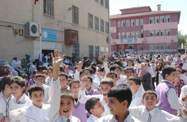 20 MİLYON ÖĞRENCİ BUGÜN DERSBAŞI YAPACAK