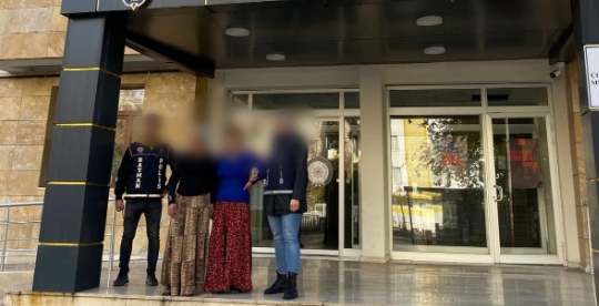 ALTIN ÇALAN KADINLAR YAKALANDI