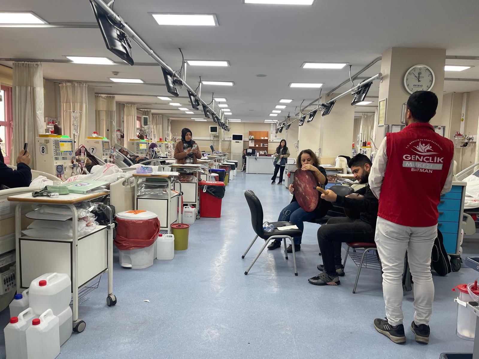 DİYALİZ HASTALARINA ÖZEL KONSER VERDİLER