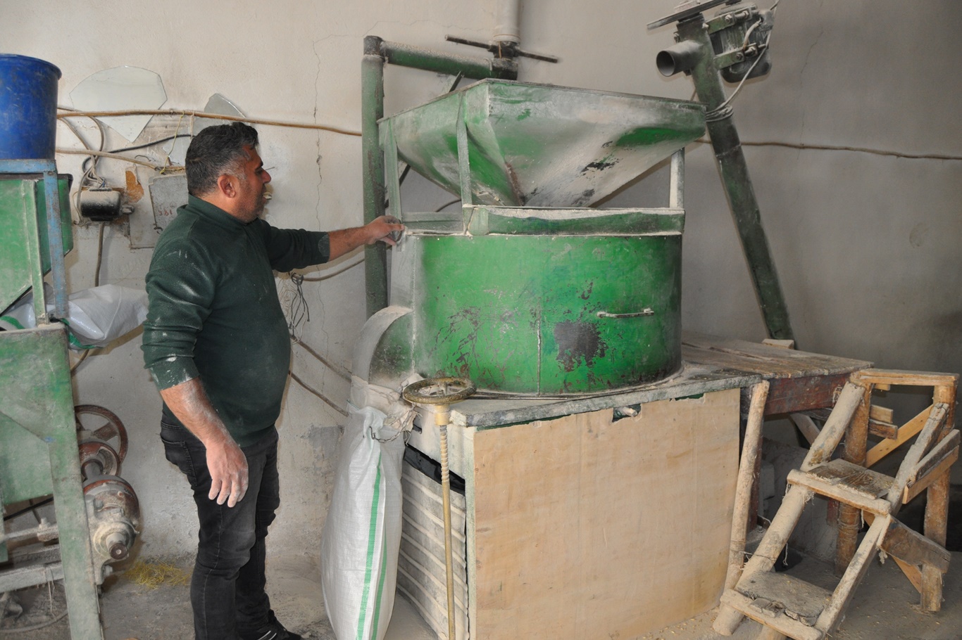 Dededen Kalma Kara Değirmeni Mesleğini Sürdürüyor