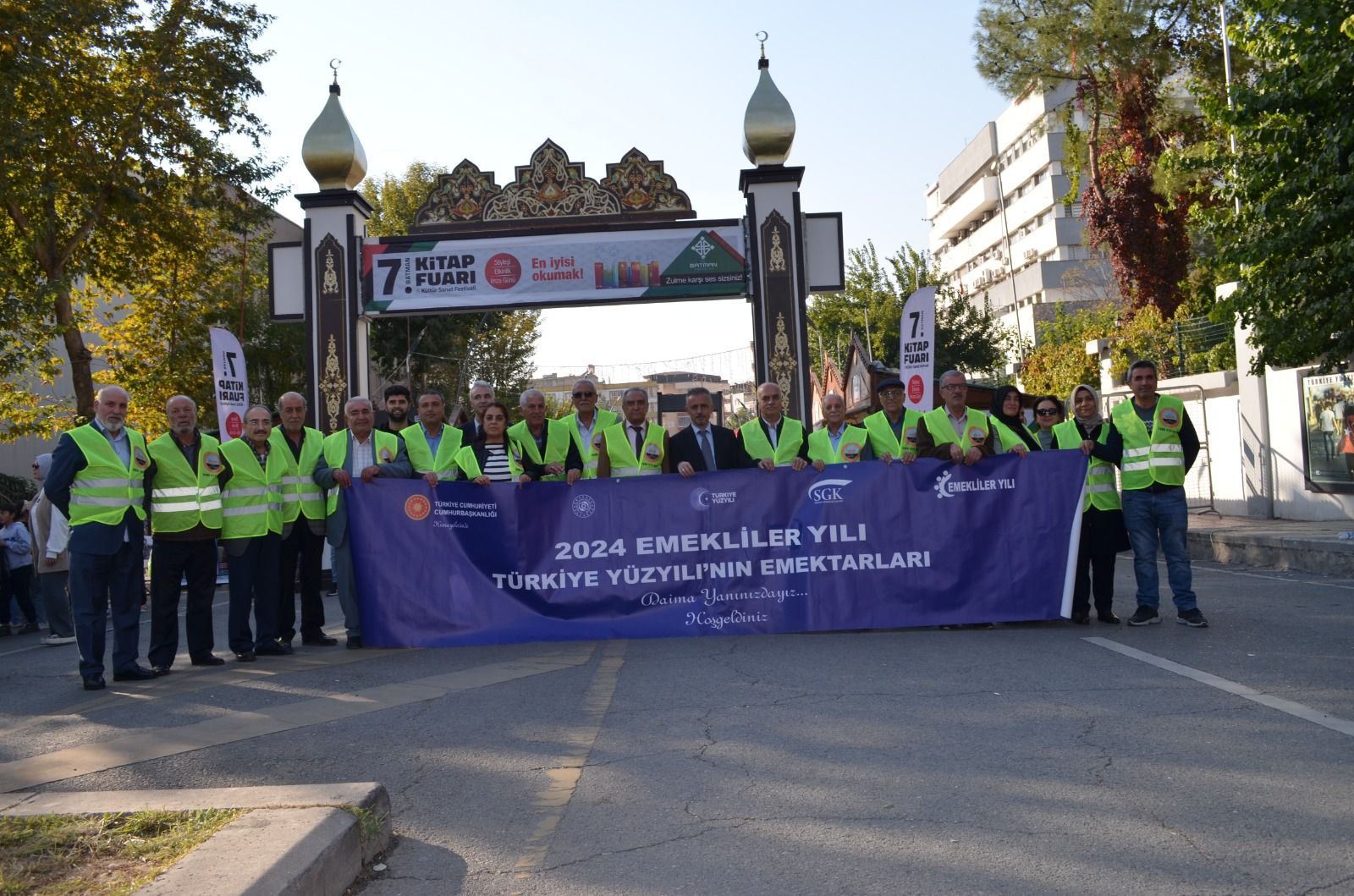 EMEKLİLER BATMAN KİTAP FUARI’NDA BULUŞTU