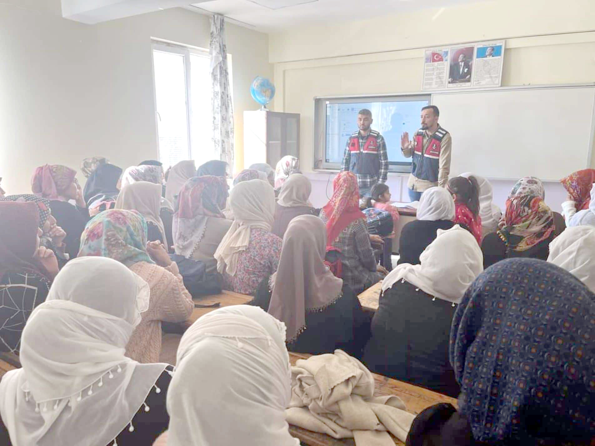 ‘EN İYİ NARKOTİK POLİSİ; ANNE’ SEMİNERİ DÜZENLENDİ