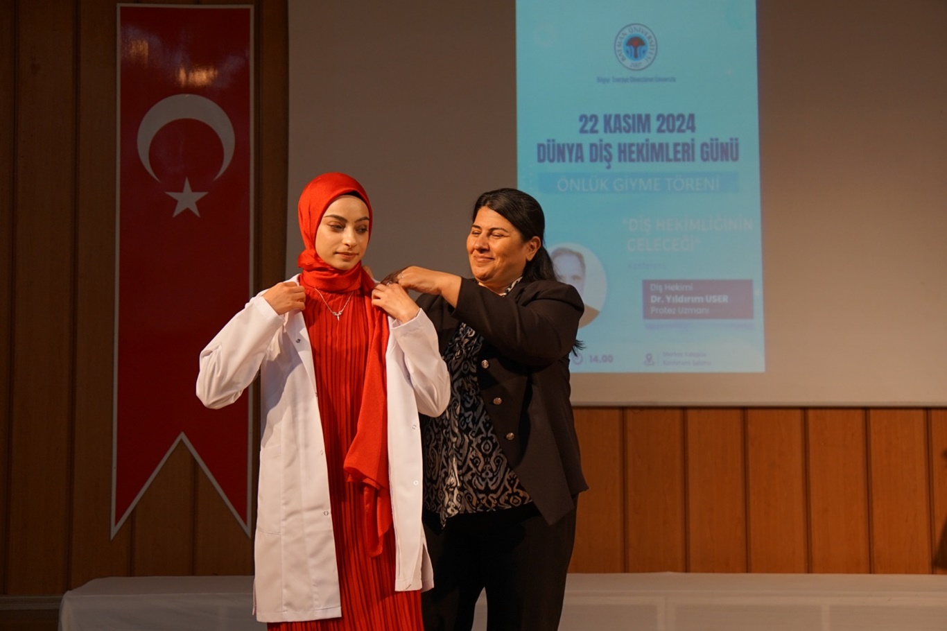 GELECEĞİN DİŞ HEKİMLERİ TÖRENLE BEYAZ ÖNLÜK GİYDİ