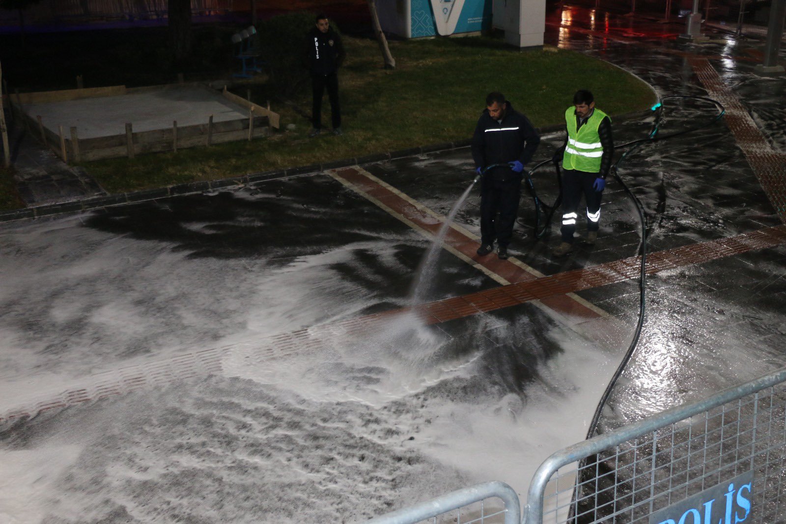 BATMAN’DA KALDIRIMLAR KÖPÜKLÜ SU İLE YIKANIYOR