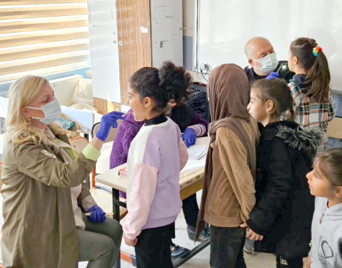 İLKOKUL ÖĞRENCİLERİNE AĞIZ VE DİŞ SAĞLIĞI EĞİTİMİ