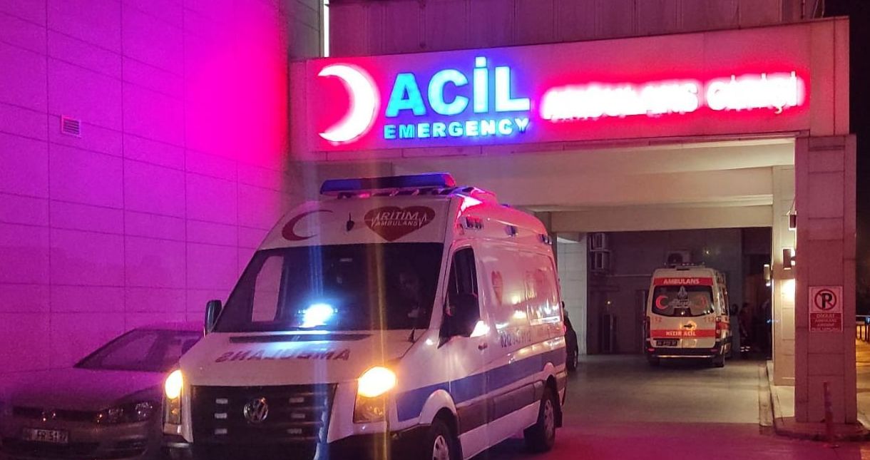 İŞÇİ SERVİSİ TRAKTÖRLE ÇARPIŞTI: 16 YARALI