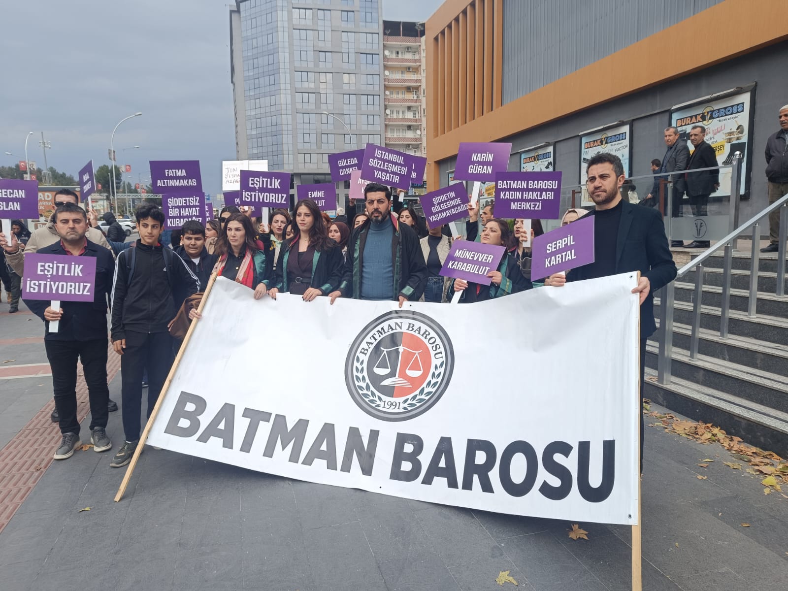 KADINLAR ŞİDDETE KARŞI YÜRÜDÜ, DAYANIŞMA MESAJI VERDİ