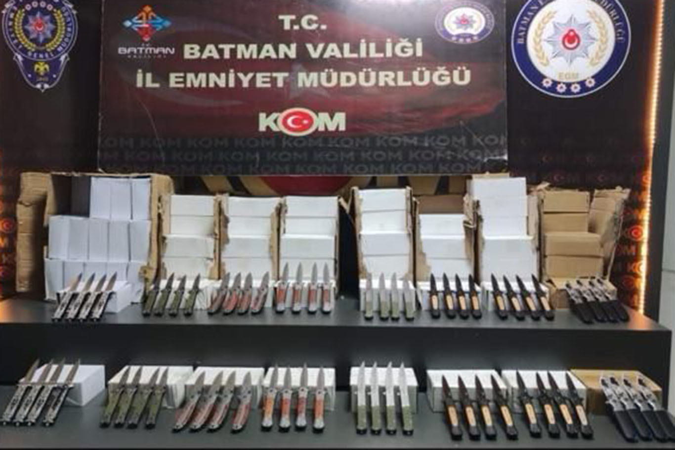 KARGODA KAÇAK BİN 200 ÇAKI ELE GEÇİRİLDİ