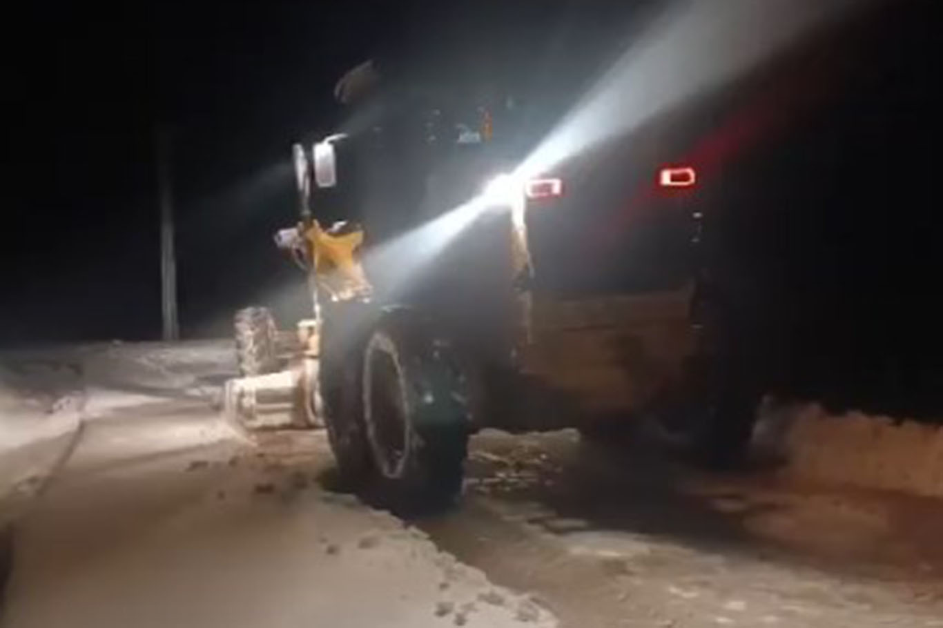 KARIN KAPATTIĞI YOLLARDA ÇALIŞMALAR SÜRÜYOR