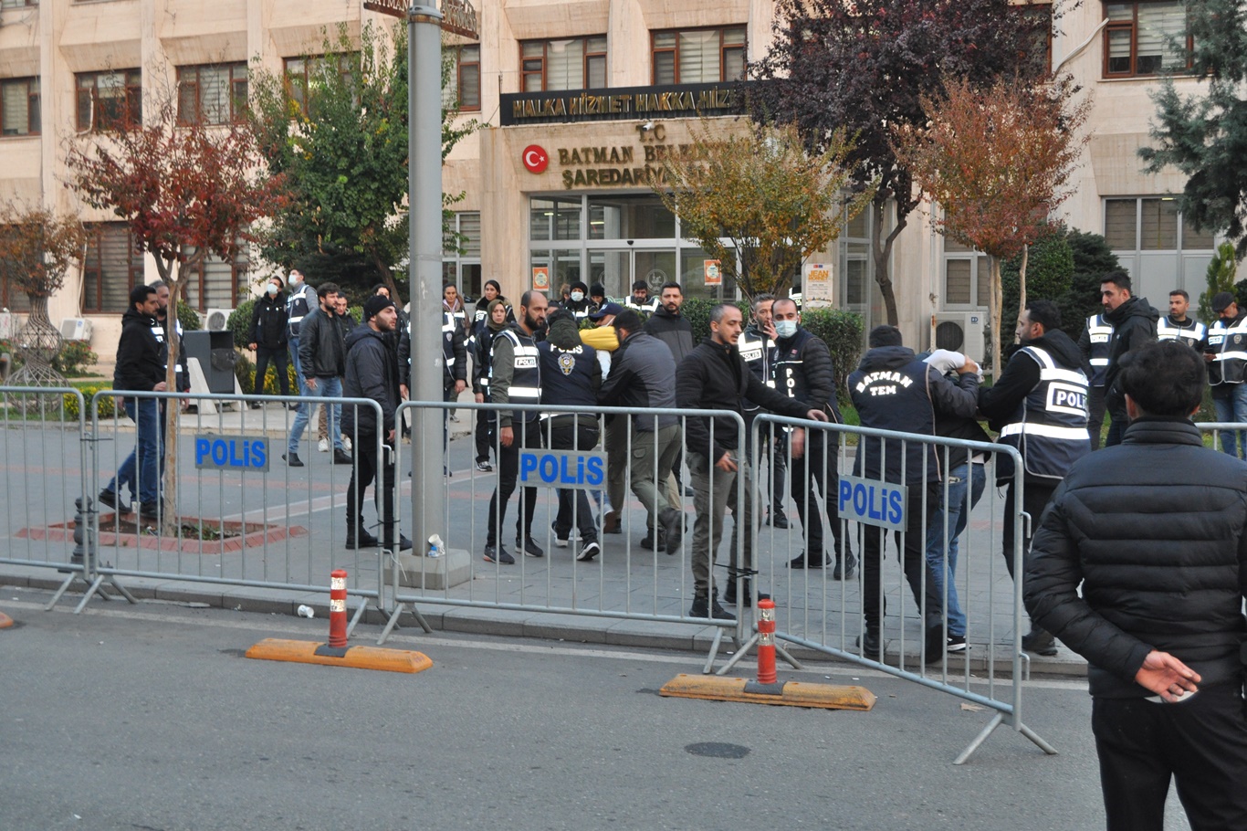 KAYYUM ATAMASI PROTESTOSUNDA GERGİNLİK: ÇOK SAYIDA GÖZALTI