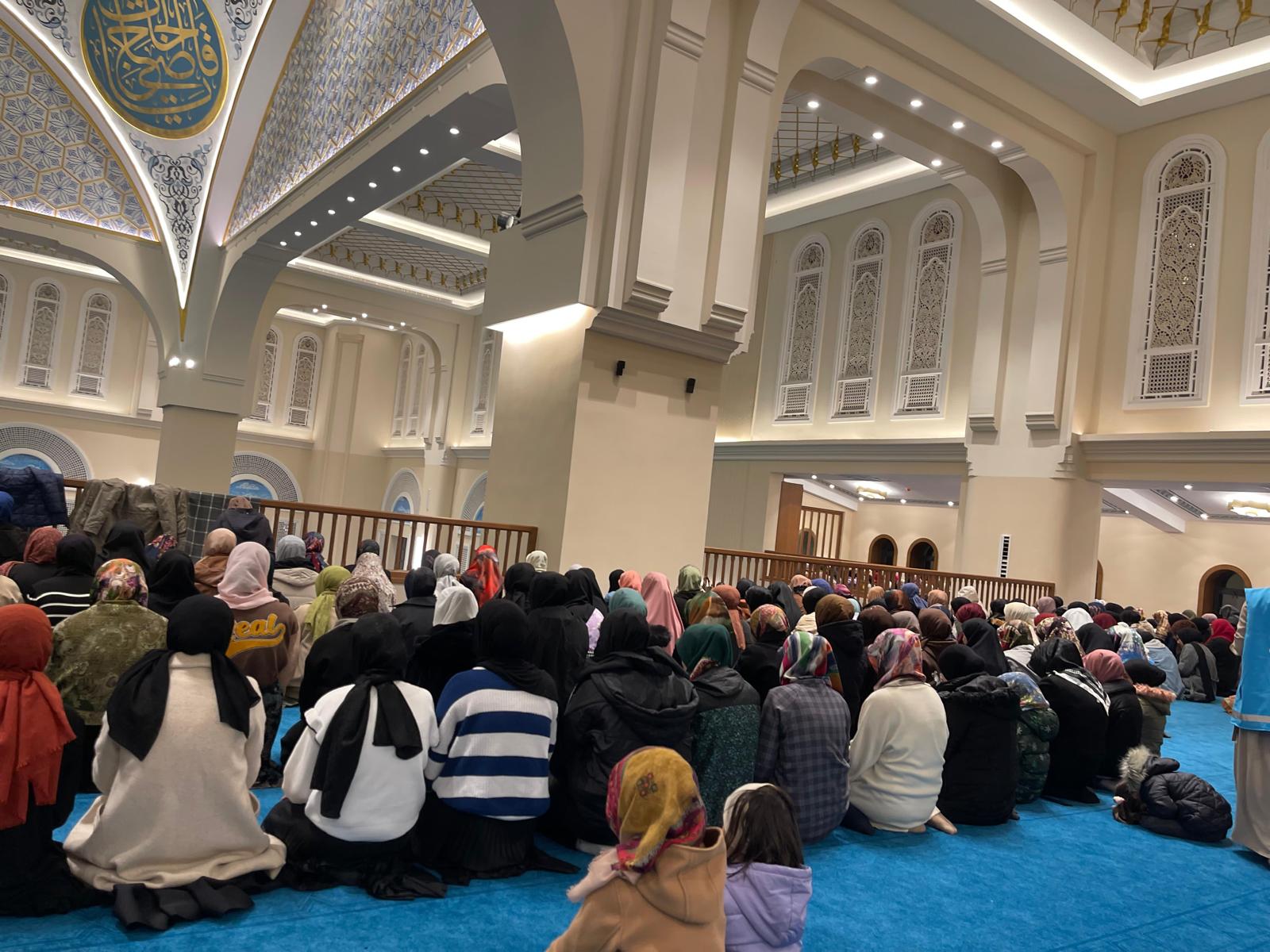 KIZ ÖĞRENCİLER SABAH NAMAZINDA BULUŞUYOR