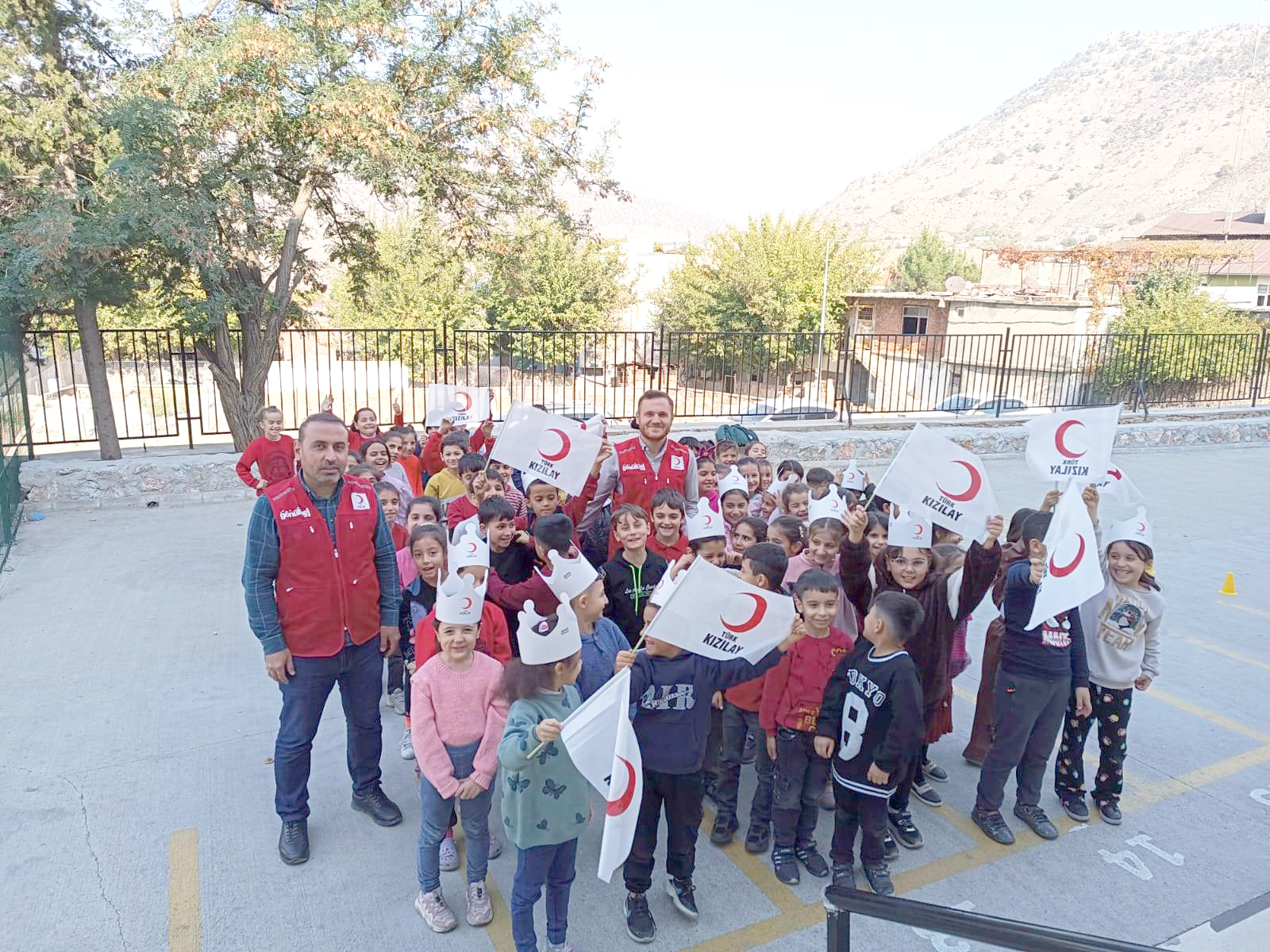 KIZILAY, ÖĞRENCİLERE YARDIMLAŞMA BİLİNCİNİ AŞILADI