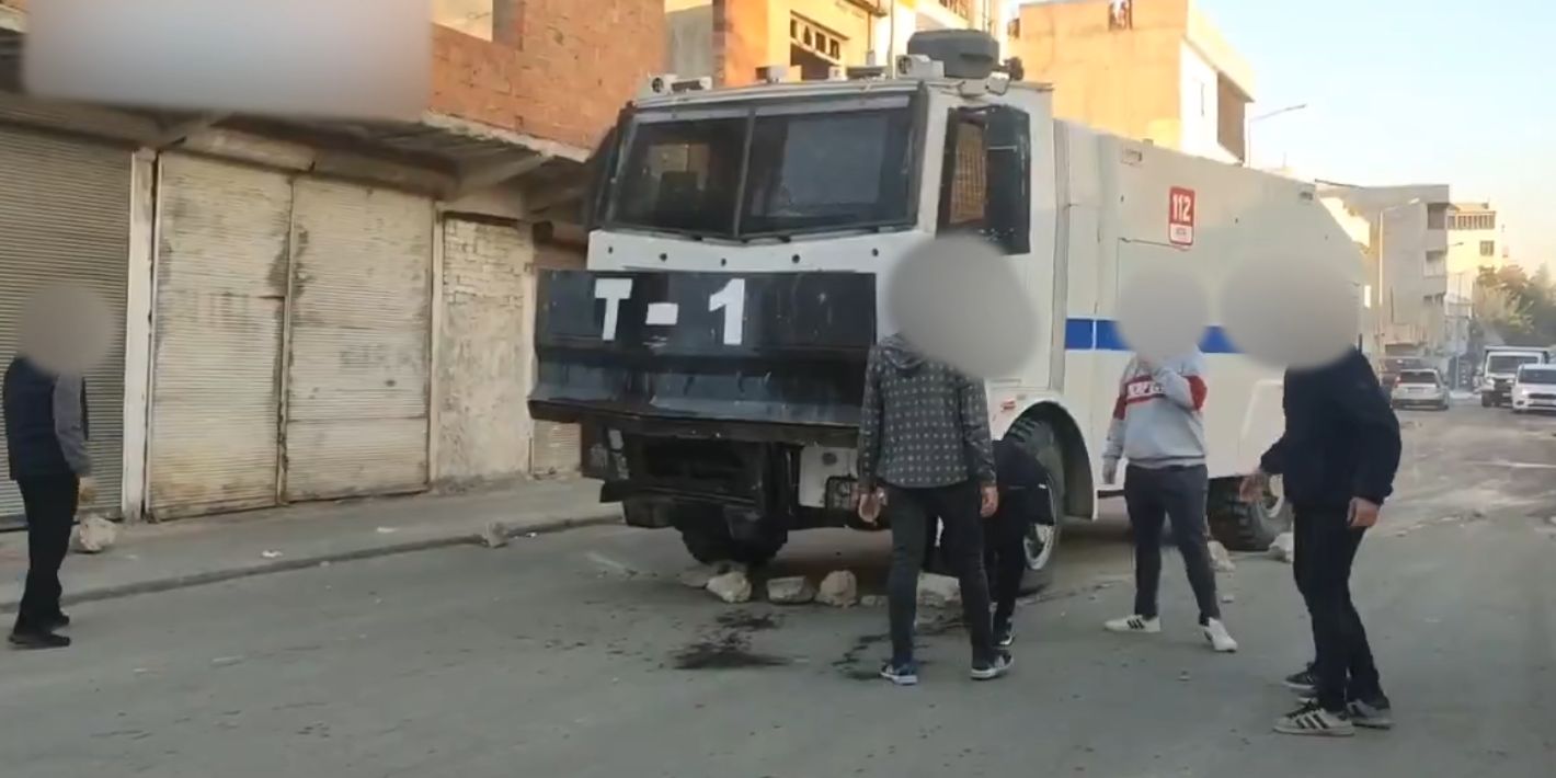 LASTİĞİ PATLAYAN TOMA’YA VATANDAŞLAR YARDIM ETTİ