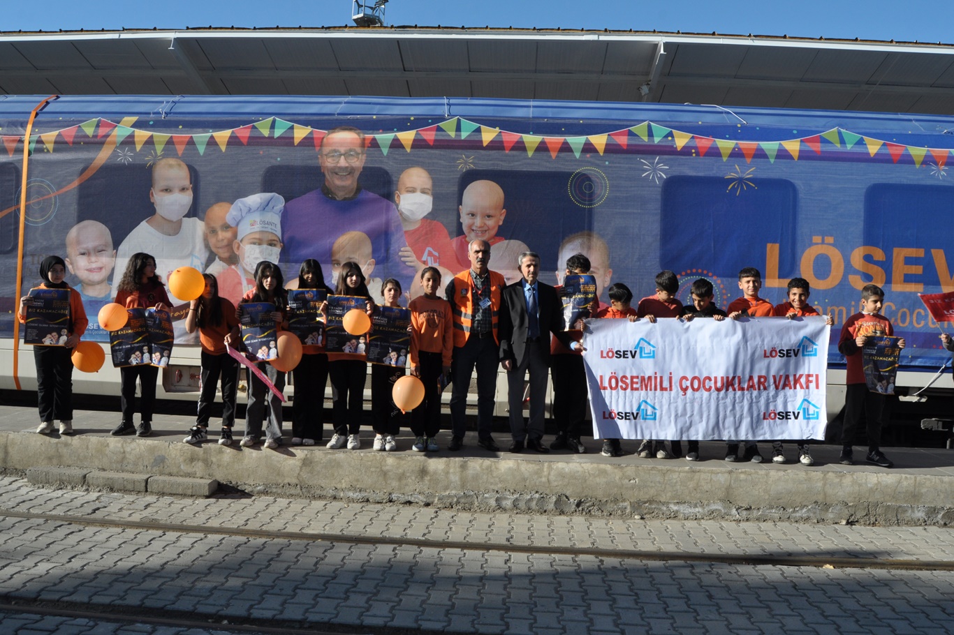 LÖSEMİLİ ÇOCUKLAR İÇİN TREN KARŞILAMA ETKİNLİĞİ DÜZENLENDİ