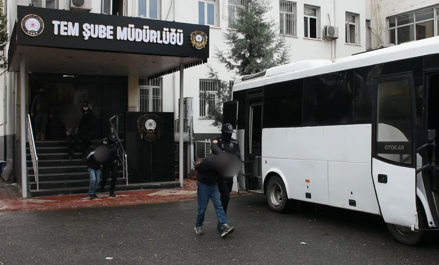 BATMAN’DA MARKET CAMINI KIRARAK YAĞMA YAPAN 3 KİŞİ YAKALANDI