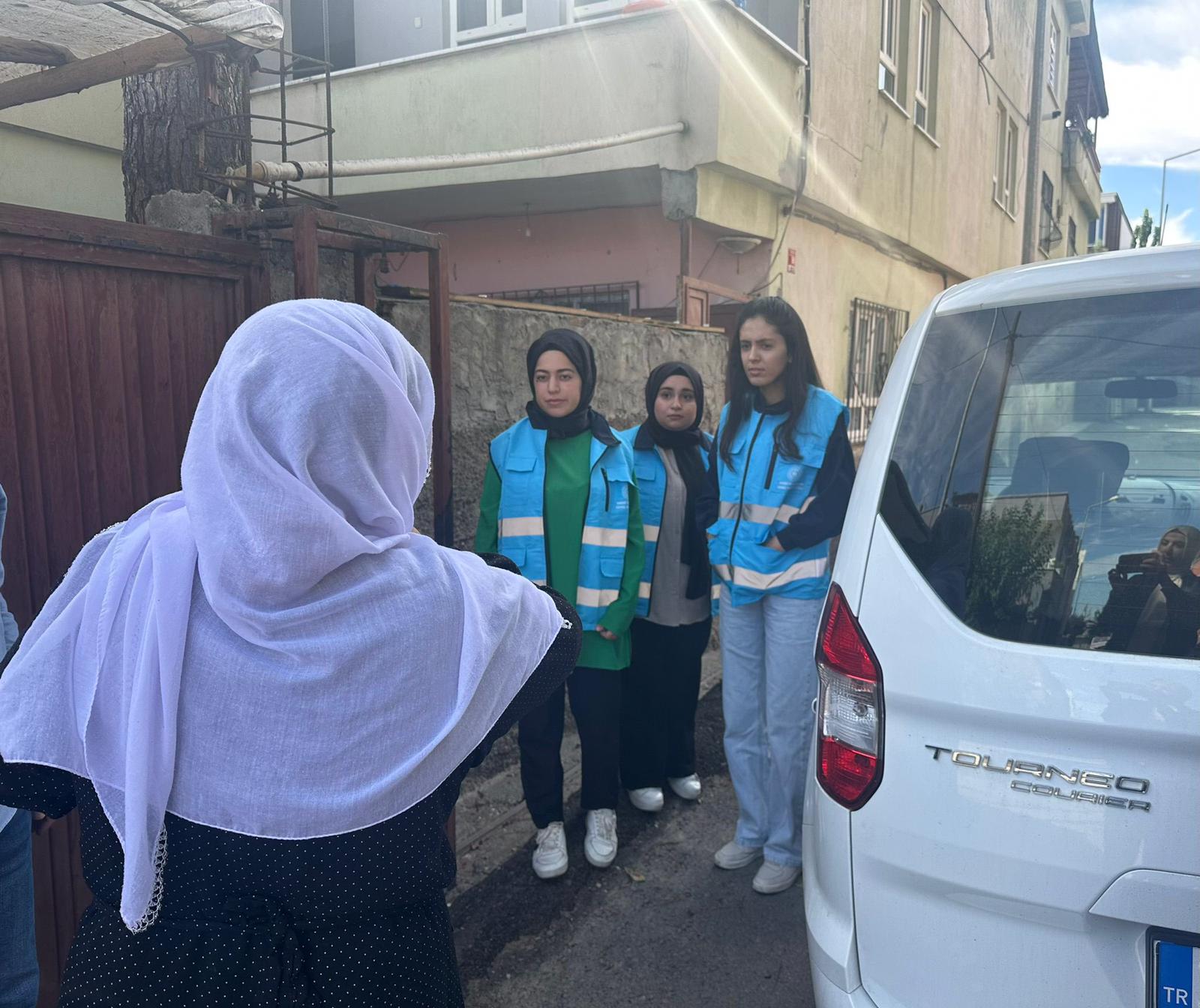 ÖĞRENCİLER YARDIM KOLİLERİNİ İHTİYAÇ SAHİPLERİNE ULAŞTIRIYOR