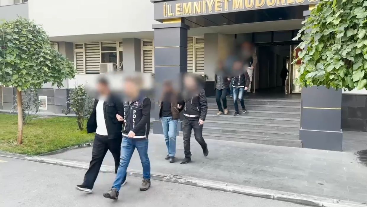 POLİSTEN KAÇAN ARAÇTA 30 KİLO UYUŞTURUCU YAKALANDI