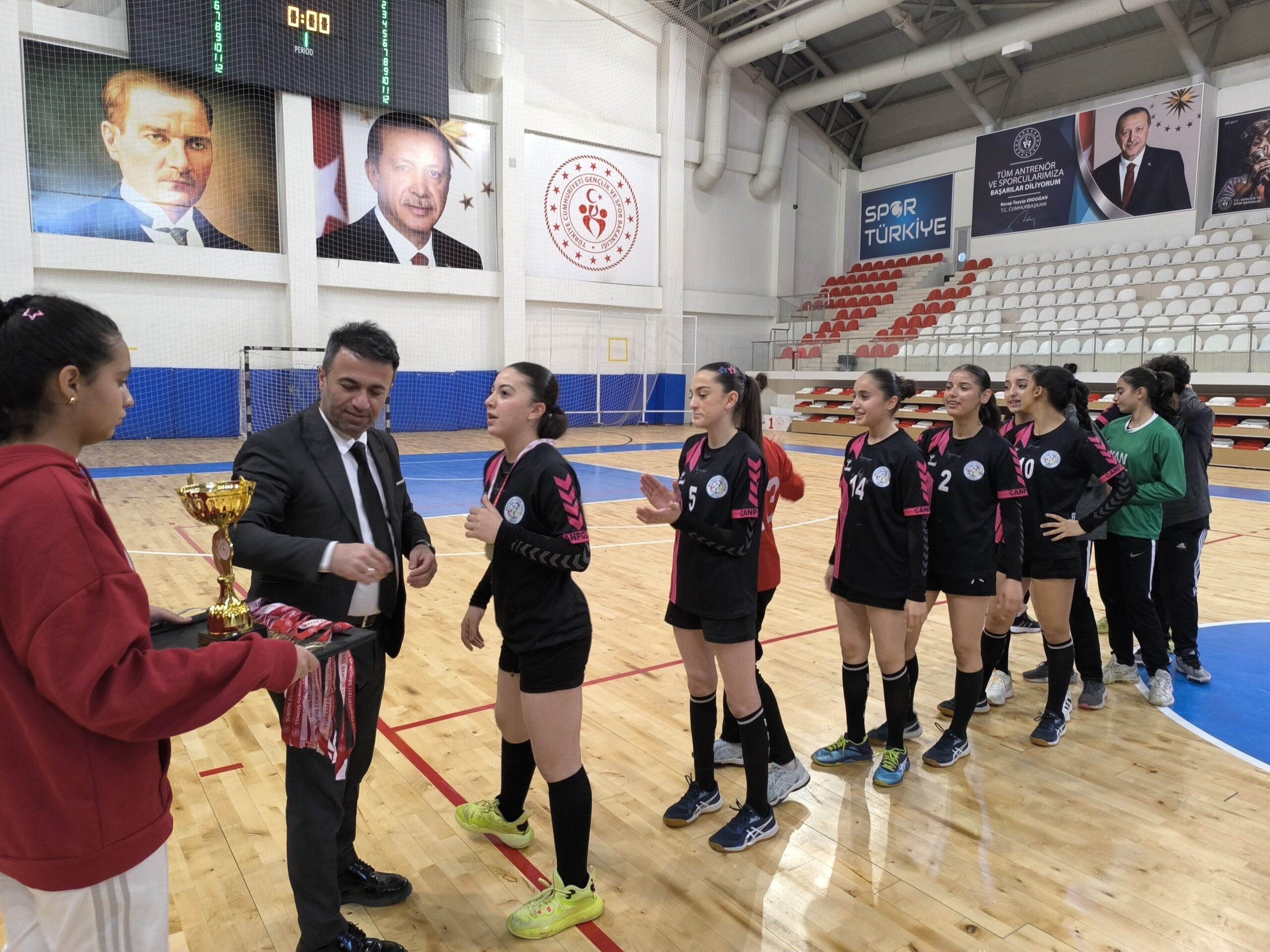 SPOR LİSESİ KIZLARI HENTBOLDA ŞAMPİYON OLDU