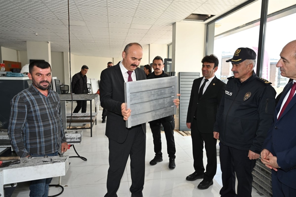 VALİ CANALP, ALÜMİNYUM RADYATÖR ÜRETİMİ YAPAN FİRMAYI ZİYARET ETTİ