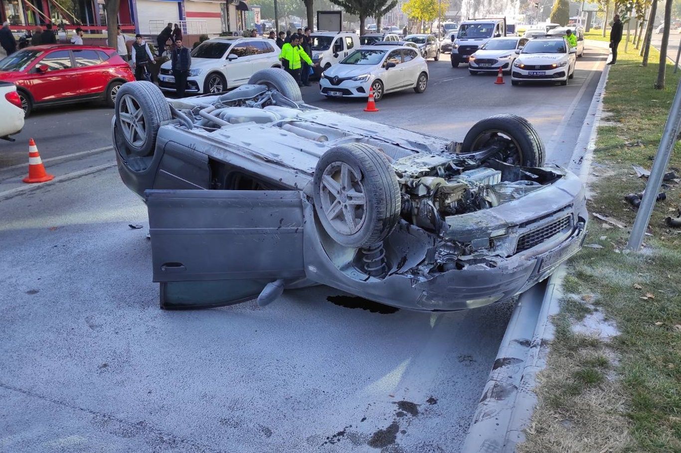 TAKLA ATAN ARAÇTA SÜRÜCÜ AĞIR YARALANDI