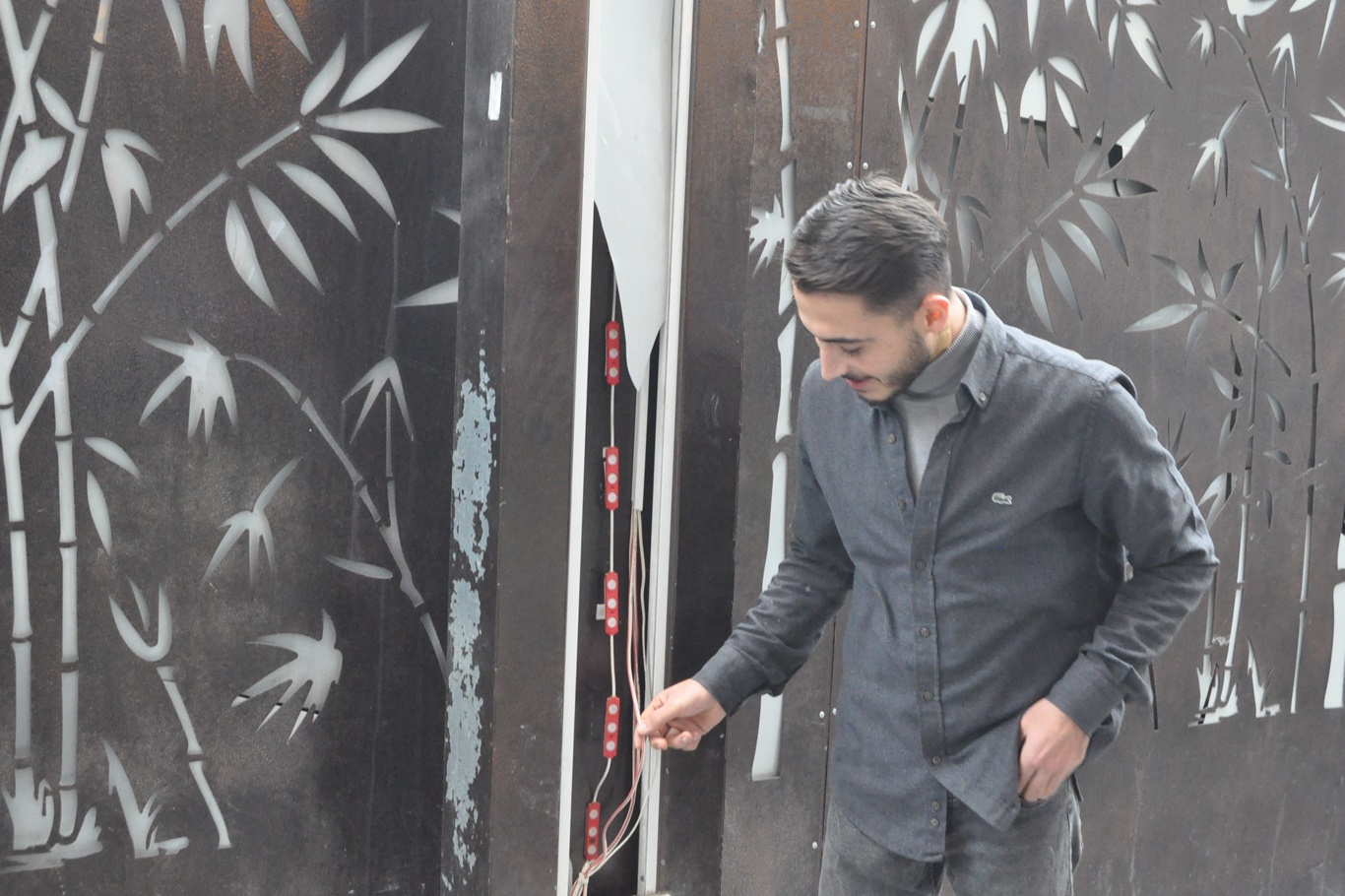 TEHLİKE OLUŞTURAN DUVAR İÇİN YETKİLİLERDEN ÇÖZÜM BEKLİYORLAR