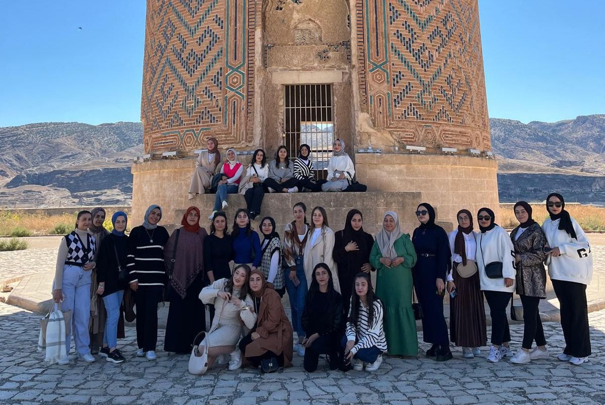 ÜNİVERSİTE ÖĞRENCİLERİ ANTİK KENT HASANKEYFİ GEZDİ