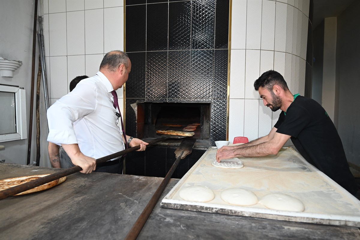 Vali, fırında küreği eline aldı, ekmek pişirdi
