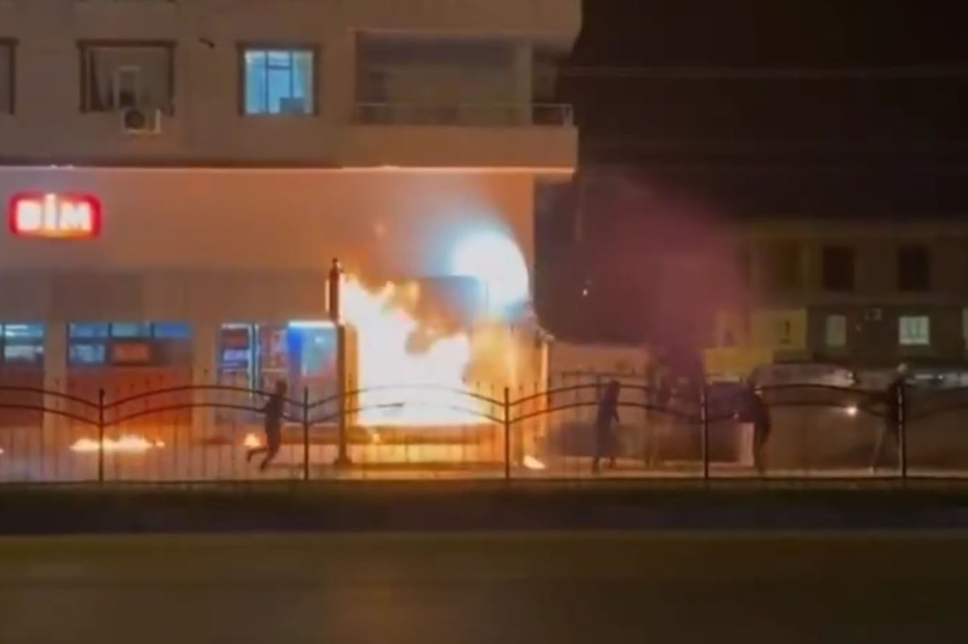 ZİNCİR MARKET ŞUBESİNE MOLOTOFLU SALDIRI YAPILDI