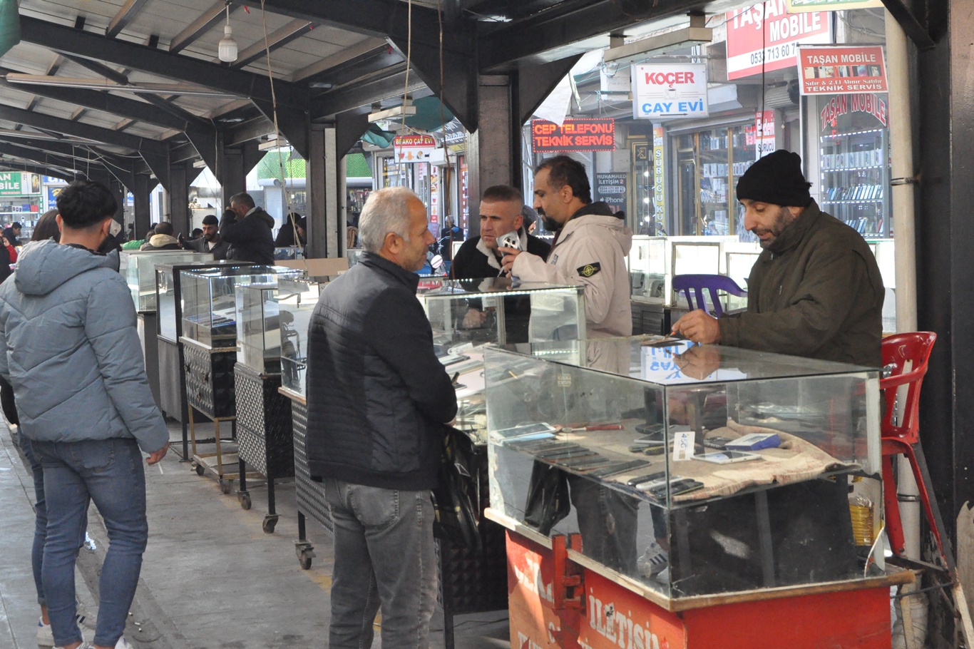 Zorlu hava koşullarına rağmen tezgâhlarının başındalar