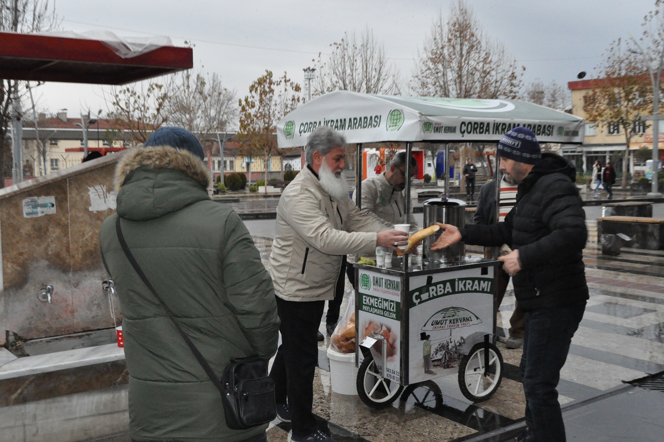 Umut Kervanı’ndan Vatandaşlara Sıcak Çorba İkramı