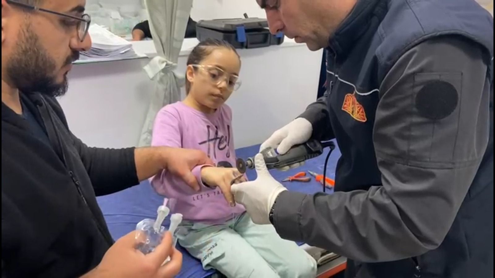 İtfaiye Ekipleri, Parmağı Sıkışan İki Vatandaşı Kurtardı