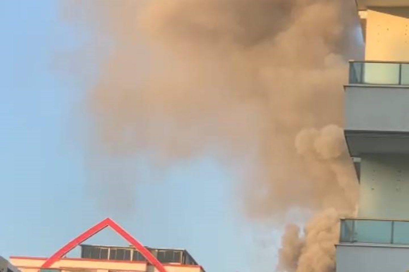 5 Katlı Binanın Çatı Katı Yandı