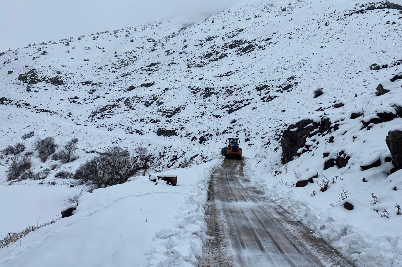 Sason’da Yoğun Kar Yağışına Karşı Mücadele Devam Ediyor