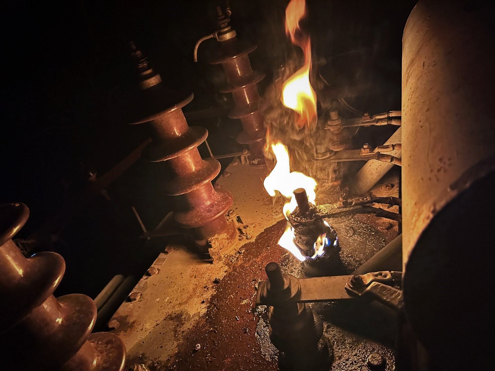 765 trafo ve 51 pano aşırı yüklenme nedeniyle yandı