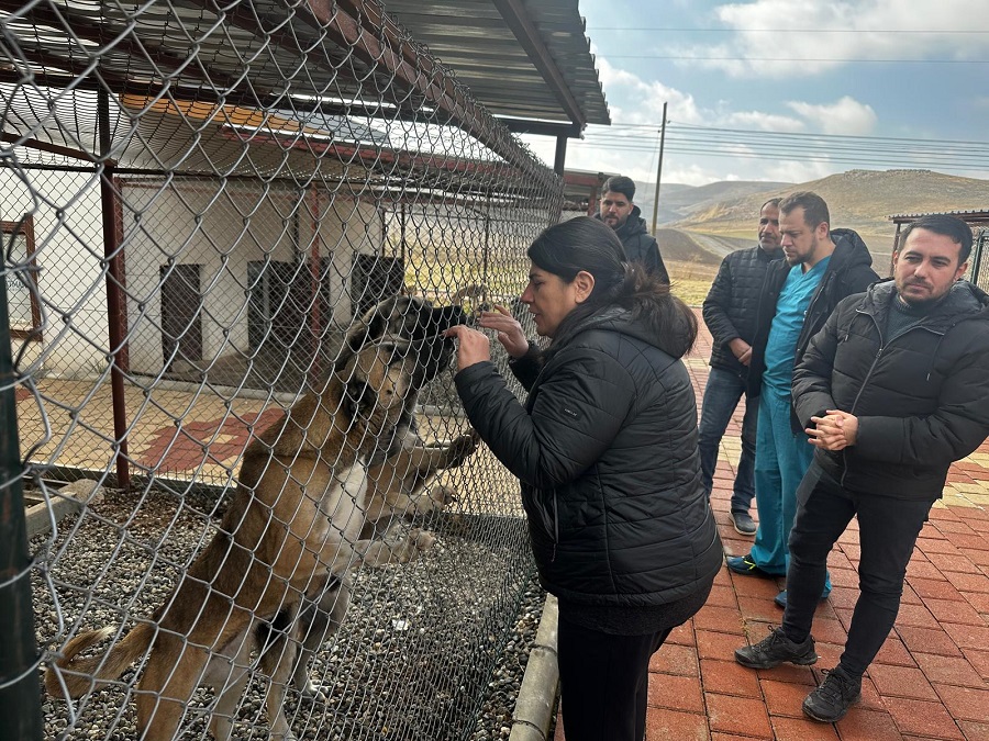 Bayan Canalp, Hayvan Bakım ve Rehabilitasyon Merkezini Ziyaret Etti