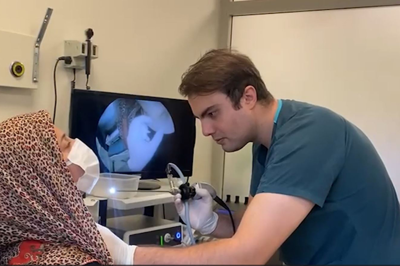 Boynuna Saplanan İğne Ameliyatla Çıkarıldı