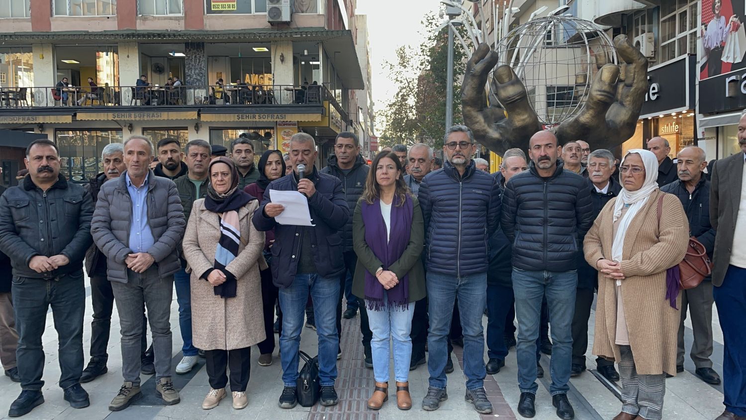 DEM Parti ve DBP, Bahçesaray Belediyesine Kayyum Atamasını Protesto Etti