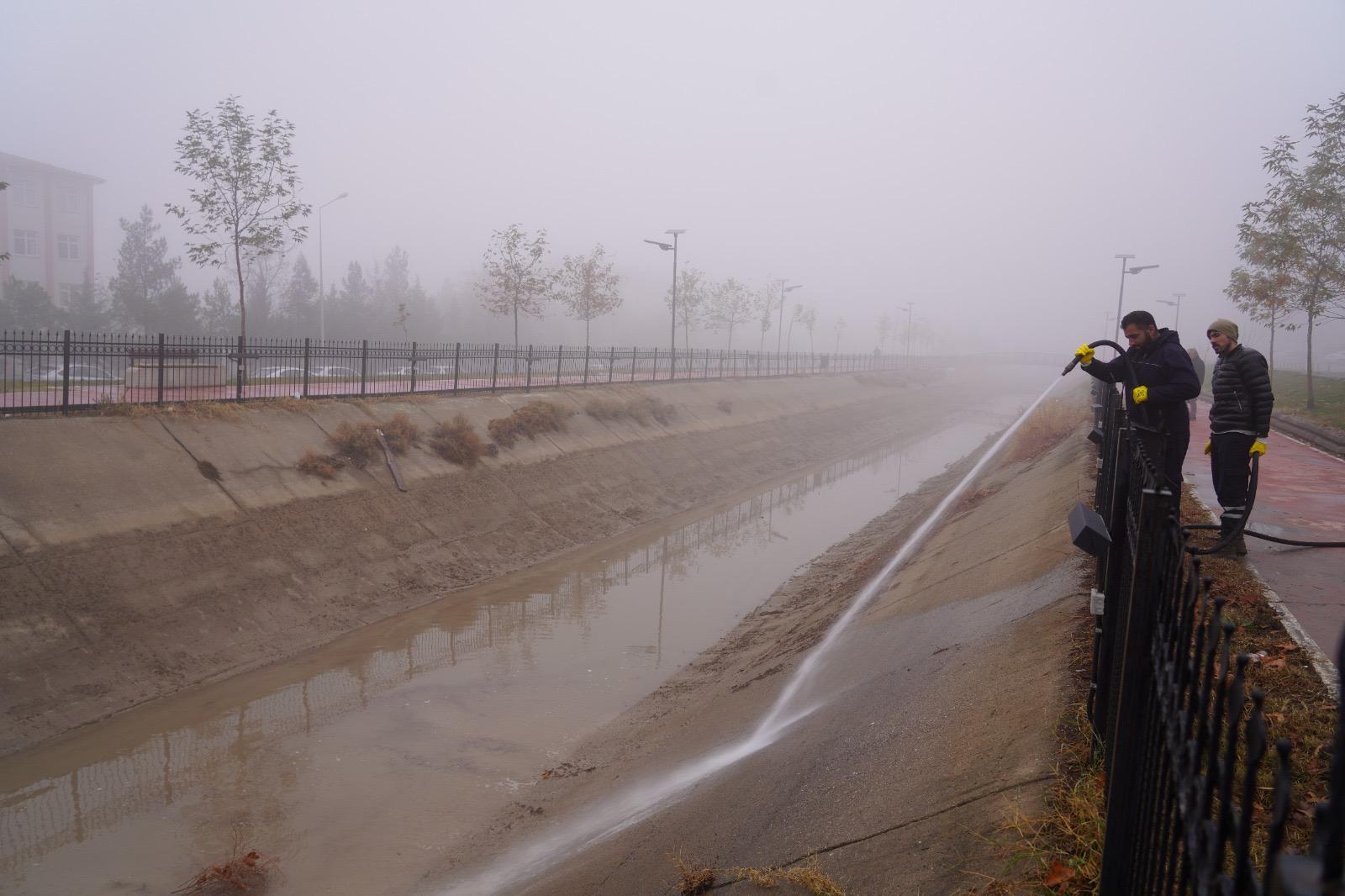 DSİ Kanalındaki Çamur ve Atıklar Tazyikli Su ile Temizleniyor