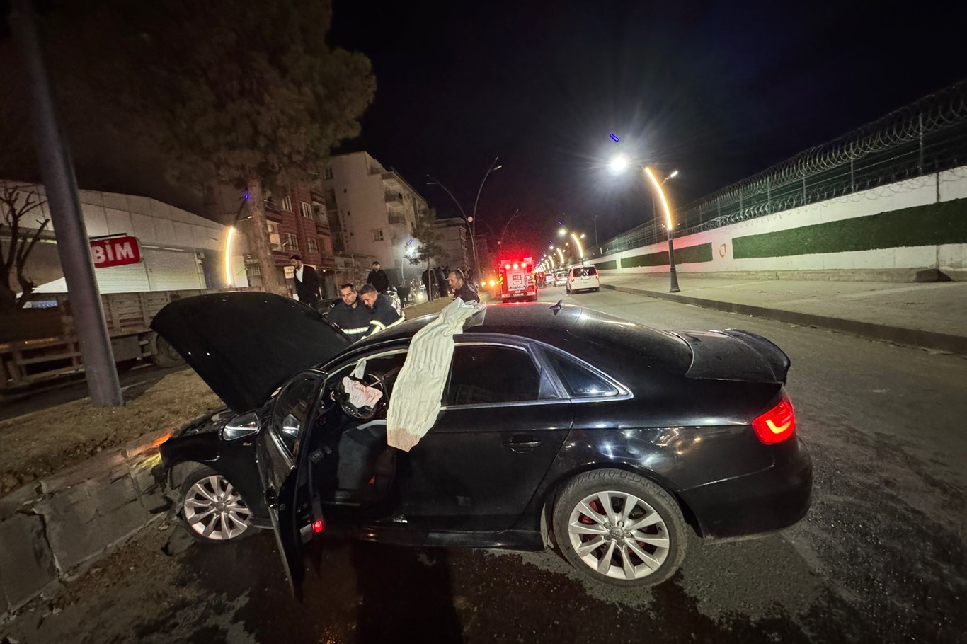 Direksiyon hakimiyetini kaybeden sürücü refüje çarptı: 1 yaralı