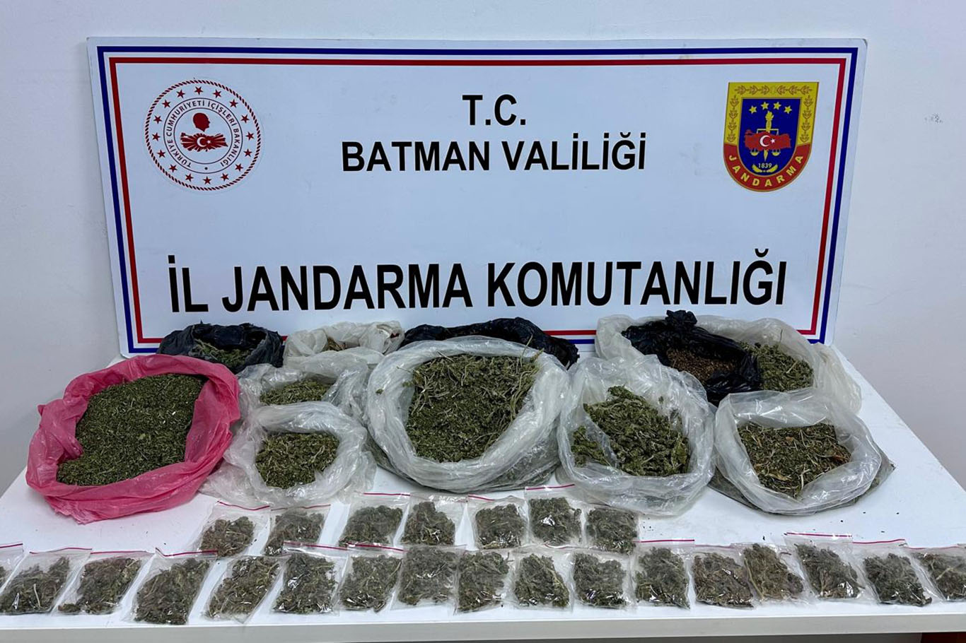 Evde yapılan baskında 6 kilogram esrar ele geçirildi