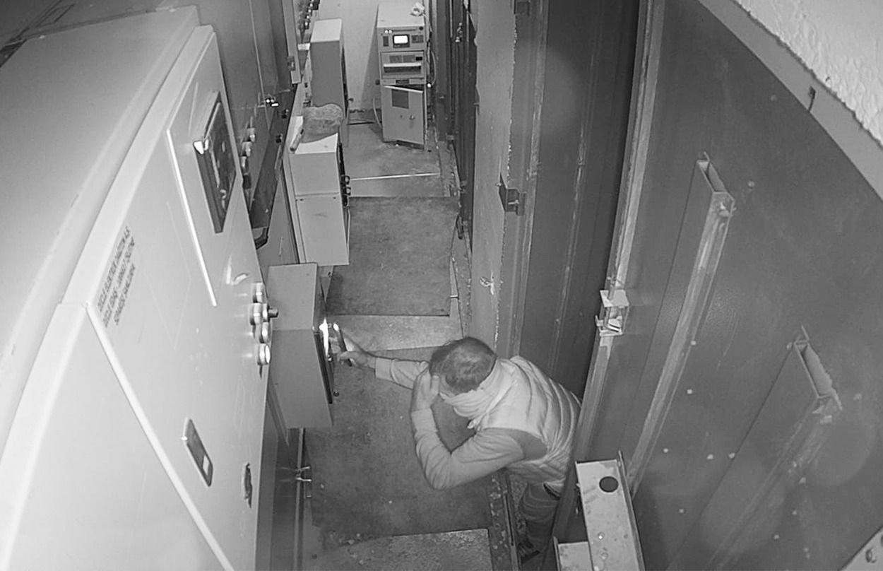 KAÇAK ELEKTRİK BAĞLARKEN GÜVENLİK KAMERALARINA YAKALANDILAR