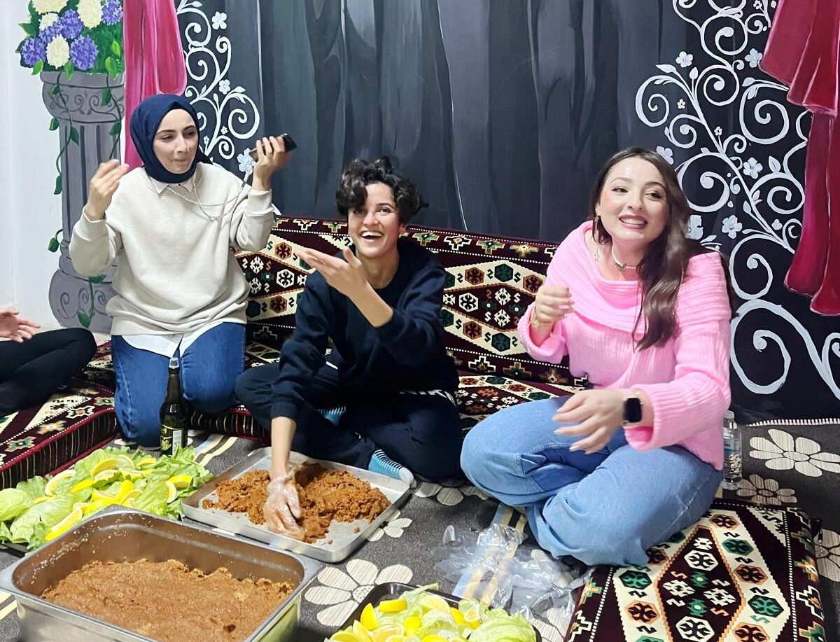 Kız Yurdunda sınav öncesi çiğköfte eğlencesi