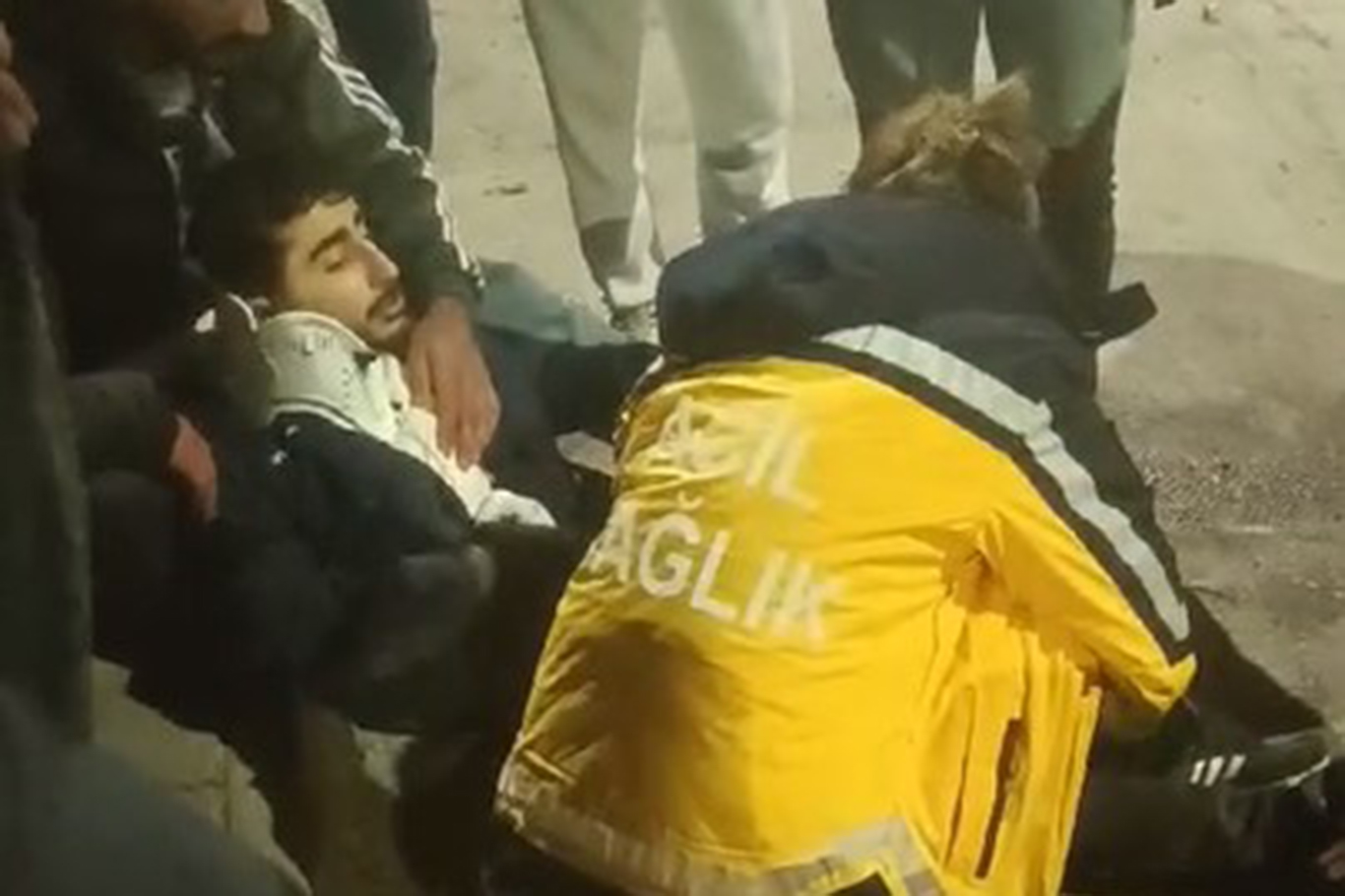 Motosiklet ile hafif ticari araç çarpıştı: 2 yaralı!