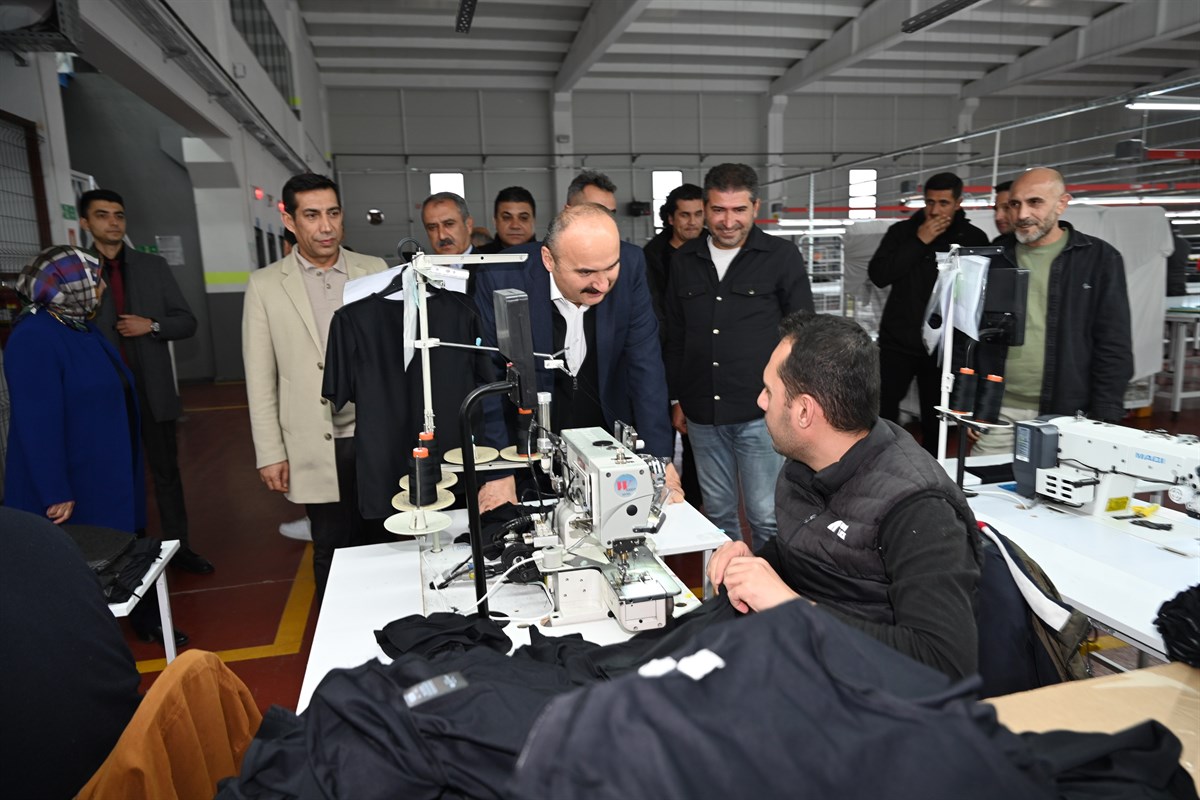 Vali Canalp, Yeni Açılan Tekstil Fabrikasını Ziyaret Etti